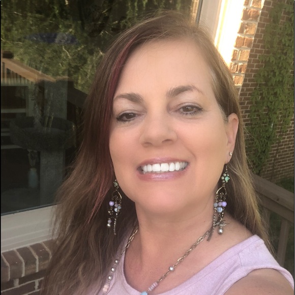 Meet your Posher, Debbie - Picture 1 of 1